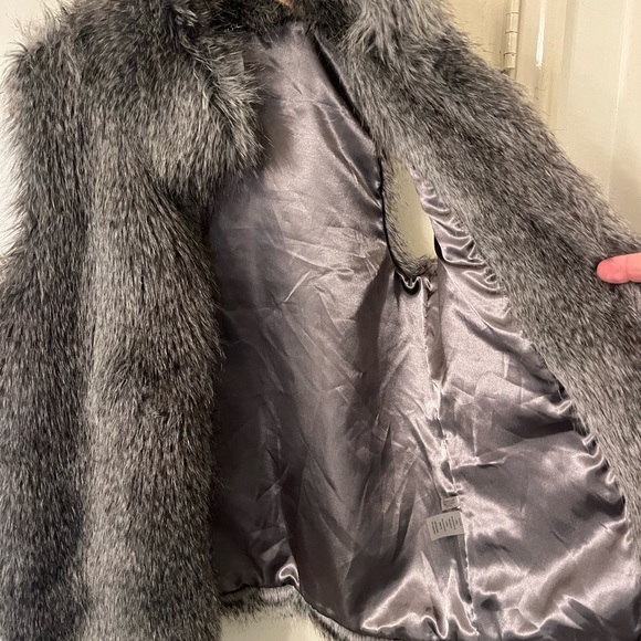 Calvin Klein FAUX FUR VEST GRAY. SAVE - Picture 4 of 8